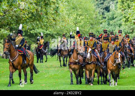 Londra, Regno Unito. 9th Set, 2022. La Royal Horse Artillery, la truppa del Re, British Army, ha sparato una mortale Gun Salute a 1300 a Hyde Park, Londra. Gli Otheres sono stati sparati intorno al Regno Unito ed alle stazioni di saluta nel paese ed all'estero. Un giro è stato sparato ogni dieci secondi, con 96 giri che rappresentano un giro per ogni anno della vita della regina. La regina Elisabetta la seconda morì nel suo anno di platino Jubillee al castello di Balmoral. Credit: Guy Bell/Alamy Live News Foto Stock