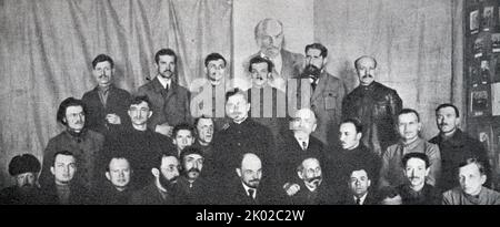 Vladimir Lenin nel gruppo dei delegati al 9th° Congresso del RCP (bolscevichi). Foto Stock