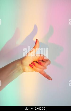 chiamami invito alla comunicazione con gesti della mano Foto Stock