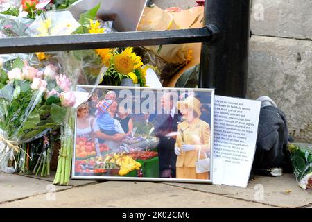 Buckingham Palace, Londra, Regno Unito – Venerdì 9th settembre 2022 – Foto e nota personalizzata lasciata tra i fiori fuori Buckingham Palace per piangere la morte della Regina Elisabetta II ieri. Foto Steven Maggio / Alamy Live News Foto Stock
