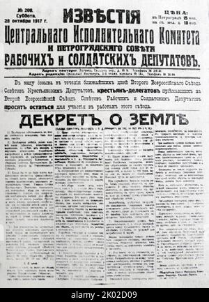 Il Decreto sulla Terra, scritto da Vladimir Lenin, fu approvato dal secondo Congresso dei Soviet dei deputati operai e soldati tutto-russi il 8 novembre 1917, a seguito del successo della Rivoluzione d'Ottobre. Decretò l'abolizione della proprietà privata, e la ridistribuzione delle proprietà sbarcate tra i contadini. Foto Stock
