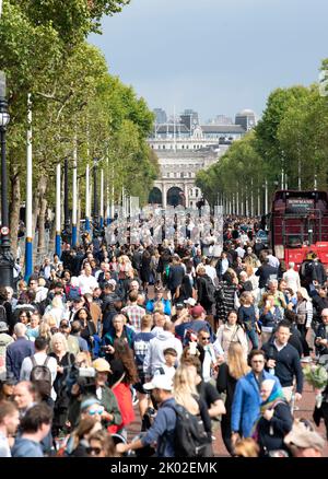 Londra, Regno Unito. 09th Set, 2022. Settembre 9th, 2022. Londra, Regno Unito. La folla guarda mentre re Carlo III e Camilla la Regina Consort arrivano a Buckingham Palace, Londra. Credit: Doug Peters/Alamy Live News Foto Stock