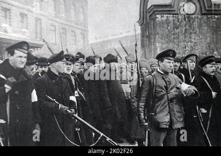 Rivoluzione di febbraio a Pietrogrado. Una pattuglia della milizia popolare è guidata da poliziotti mascherati. Foto di J. Steinberg. Foto Stock