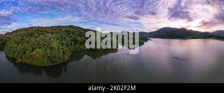 Vista aerea fuco scatto di panorama abbondante foresta pluviale Tramonto o alba cielo sul lago, splendido paesaggio natura montagne vista a phuket thailandia Foto Stock