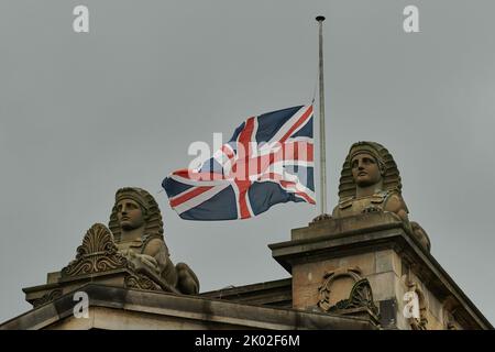 Edimburgo Scozia, Regno Unito 09 settembre 2022. Le bandiere volano a metà albero sulla Galleria Nazionale sul tumulo dopo la morte della Regina. Credito sst/alamy live news Foto Stock