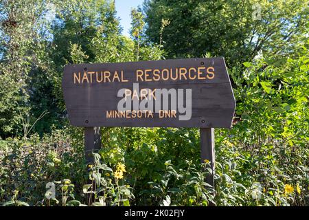 St. Paul, Minnesota - 3 settembre 2022: Segno per il Parco delle risorse naturali, sponsorizzato dal Minnesota DNR (Dipartimento delle risorse naturali) Foto Stock