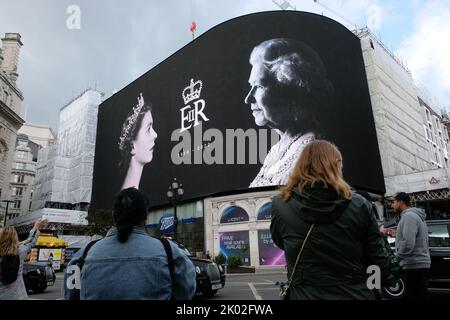 Piccadilly Circus, Londra, Regno Unito. 9th Set, 2022. Lutto per la morte della Regina Elisabetta II di 96 anni. Credit: Matthew Chattle/Alamy Live News Foto Stock