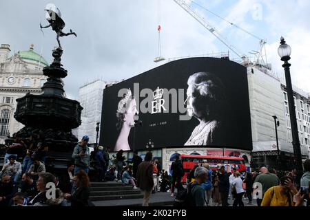 Piccadilly Circus, Londra, Regno Unito. 9th Set, 2022. Lutto per la morte della Regina Elisabetta II di 96 anni. Credit: Matthew Chattle/Alamy Live News Foto Stock