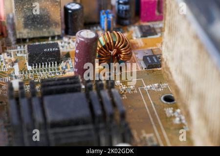 Vecchia scheda madre coperta da polvere e sporcizia. Primo piano. Foto Stock