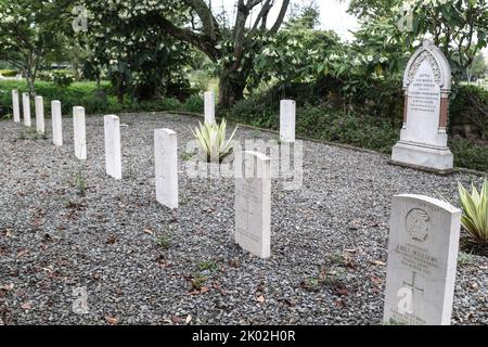 Una vista delle lapidi delle tombe di guerra del Commonwealth per la prima e la seconda guerra mondiale al cimitero nord di Nakuru. Secondo la Commissione delle tombe della guerra del Commonwealth, il cimitero nord di Nakuru contiene 27 sepolture del Commonwealth della prima guerra mondiale e 45 dalla seconda guerra mondiale. Durante la seconda guerra mondiale, la regina Elisabetta, allora principessa, servì nel Servizio Territoriale ausiliario delle donne, il ramo femminile dell'esercito britannico. Foto Stock