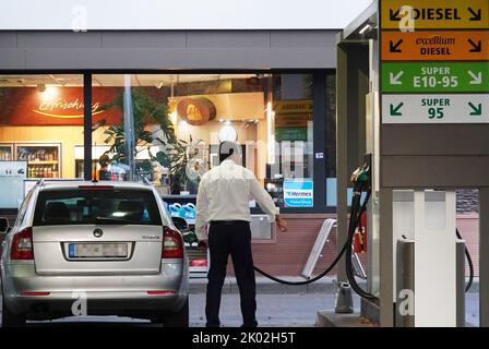 (220909) -- BERLINO, 9 settembre 2022 (Xinhua) -- Un uomo alimenta un veicolo in una stazione di servizio a Berlino, Germania, 5 settembre 2022. Dopo un calo di due mesi, l'inflazione in Germania ha rimbalzato al 7,9 per cento nel mese di agosto, un livello record, secondo i dati preliminari dell'Ufficio federale di statistica (Destatis). I prezzi dei prodotti alimentari sono aumentati di circa il doppio rispetto all'inflazione complessiva, mentre i prezzi dell'energia sono aumentati del 35,6% anno su anno. (Xinhua/Ren Pengfei) Foto Stock