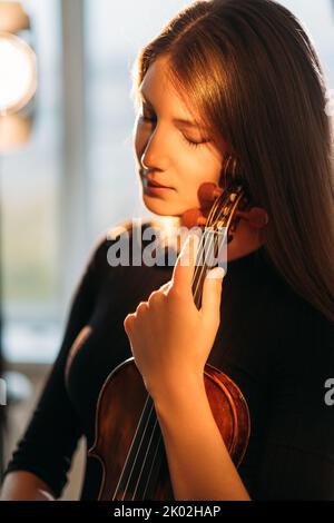 ispirazione musicale ritratto violinista femminile Foto Stock