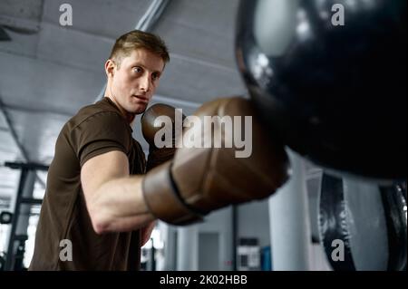 Primo piano boxe in sacchetto punzonatura con attenzione al viso Foto Stock