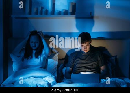 routine di coppia addiction gadget disturbo del sonno Foto Stock