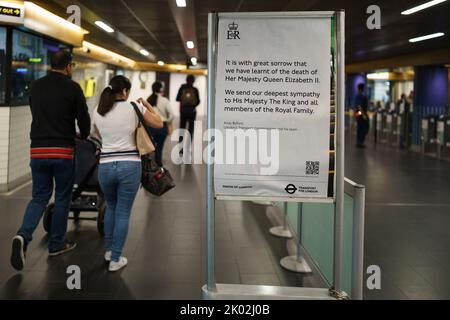 LONDRA - SETTEMBRE 9: Morte della Regina Elisabetta II Stazione della metropolitana Charing Cross nel centro di Londra. Un avviso del Commissario dei Trasporti di Londra, offre simpatia a Re Carlo e ad altri membri della Famiglia reale. Foto: Credit: 2022 David Levenson/Alamy Live News Foto Stock