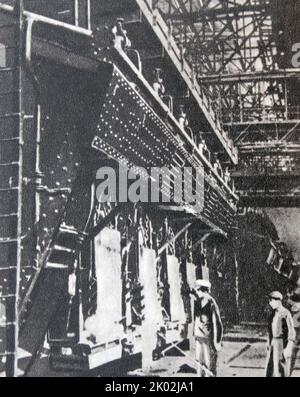 Il forno a suola aperta n. 4 restaurato dello stabilimento di Azovstal. Mariupo, Ucraina, 1945. La produzione di acciaio è stata messa in funzione ad Azovstal, la prima in URSS Foto Stock