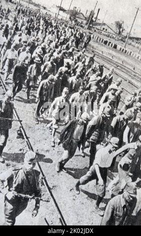 Resa dell'esercito di Kwantung. L'Esercito Kwantung fu di stanza a Manchukuo e fu una delle principali forze di combattimento giapponesi durante la seconda guerra sino-giapponese dal 1937. Nell'agosto del 1945, l'esercito di Kwantung si arrese ai sovietici il giorno dopo la resa del Giappone e fu successivamente sciolto. L'esercito di Kwantung fu responsabile di molti dei peggiori crimini di guerra giapponesi durante la seconda guerra mondiale, inclusa la sponsorizzazione dell'unità 731 che eseguì guerra biologica e sperimentazione umana Foto Stock