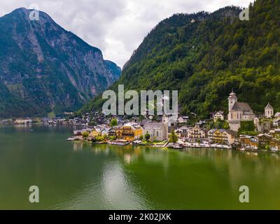 Veduta aerea del villaggio montano austriaco Hallstatt e del lago Hallstatter. Bella estate. Salzkammergut, Austria. Hallstatt villaggio su Hallsta Foto Stock