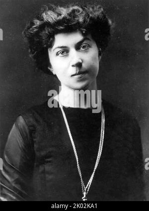 Alexandra Mikhailovna Kollontai (1872 - 1952) rivoluzionario e teorico russo, prima come membro dei menscevichi, poi dal 1915 come bolscevico (poi comunista). Alexandra Mikhailovna Kollontai, Commissaria popolare per il Welfare nel governo bolscevico nel 1917-1918, è diventata la prima donna nella storia a diventare membro ufficiale di un gabinetto governativo. Foto Stock