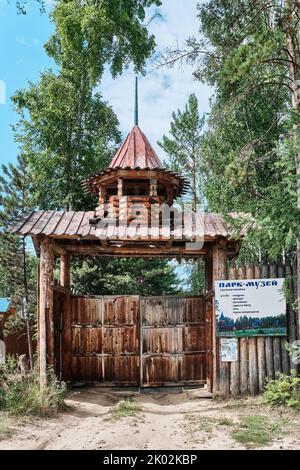 Porta in legno del parco-museo in stile russo architettura in legno. Maksimikha, Buryatia, Russia Foto Stock