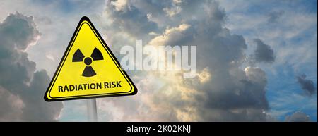 segnale di rischio di radiazioni su sfondo nuvoloso Foto Stock