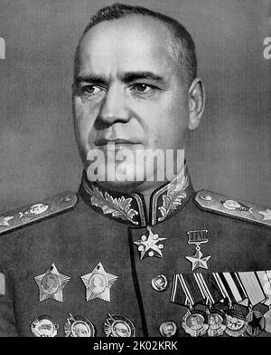 Georgy Konstantinovich Zhukov (1896 - 1974) Generale sovietico e Maresciallo dell'Unione Sovietica. Ha anche ricoperto la carica di Capo dello Stato maggiore, Ministro della Difesa, ed è stato membro del Presidio del Partito Comunista (in seguito Politburo). Durante la seconda guerra mondiale, Zhukov supervisionò alcune delle vittorie più decisive dell'Armata Rossa. Foto Stock