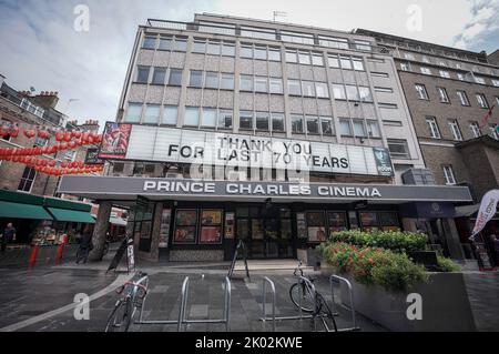 Londra, Regno Unito. 9th settembre 2022. Il Principe Charles Cinema a Leicester Square mostra un messaggio commemorativo in seguito all'annuncio della morte di Elisabetta II, Regina del Regno Unito, che morì giovedì sera al Castello Balmoral. Credit: Guy Corbishley/Alamy Live News Foto Stock