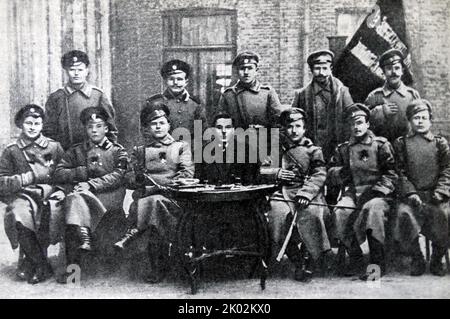 K.E. Voroshilov tra i membri del comitato reggimento del reggimento Pamaylovsky. Kliment Voroshilov (1881 - 1969), ufficiale militare sovietico e politico durante l'era di Stalin. Fu uno dei cinque Marescialli originali dell'Unione Sovietica (il più alto rango militare dell'Unione Sovietica), insieme al Capo dello Stato maggiore dell'Armata Rossa Alexander Yegorov, e a tre comandanti anziani, Vasily Blyukher, Semyon Budyonny e Mikhail Tukhachevsky. Foto Stock