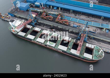 Nakhodka, Russia - 5 agosto 2022: Pile di container e navi marittime in porto, la vista dall'alto. Foto Stock