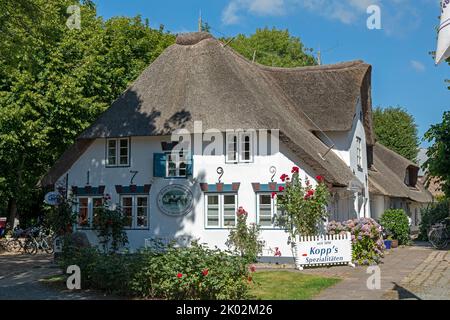 Casa di paglia, Nieblum, Isola di Föhr, Frisia del Nord, Schleswig-Holstein, Germania Foto Stock