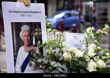 Manchester, Regno Unito, 9th settembre 2022. I fiori sono rimasti in St Ann's Square, Manchester, Regno Unito. Il periodo di lutto inizia dopo la morte di sua Maestà, la Regina Elisabetta II, a Manchester, Regno Unito. Sua Maestà, la Regina, morì, a 96 anni, il 8th settembre, 2022. Il Manchester City Council ha dichiarato sul suo sito web che la città di Manchester osserverà il periodo di lutto ufficiale di 10 giorni e che: “I residenti potrebbero voler porre dei fiori per segnare la morte di sua Maestà. Potrete deporre fiori in Piazza Sant'Ann'. Credit: Terry Waller/Alamy Live News Foto Stock