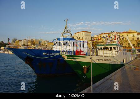 Termoli - Molise - la barca da pesca 'nuovo Saturno' ormeggiata nel porto di Termoli, sullo sfondo l'antico borgo Foto Stock