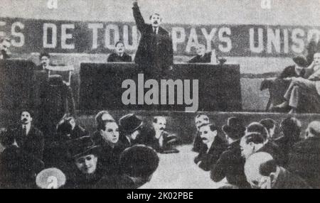 Discorso di Marcel Cachin al Congresso del Partito Socialista di Tours nel 1920. Marcel Cachin (Parigi, 20 settembre 1869 – Parigi, 12 febbraio 1958) è stato un . Nel 1891, Cachin vinse l'elezione alla Camera dei deputati che rappresentò la Senna nel 1914. Durante la prima guerra mondiale si è alleato con il sacre dell'Unione e fu inviato in Russia in una missione nel 1917. Nel 1920, al Congresso di Tours, Cachin divenne uno dei fondatori del Partito Comunista Francese (SFIC) ed entrò a far parte della terza Internazionale. Foto Stock