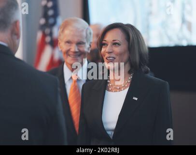 Houston Texas USA, settembre 9 2022: Il Vice Presidente degli Stati Uniti KAMALA HARRIS visita il Mission Control Center per la Stazione spaziale Internazionale (ISS) presso lo Space Center Houston. Nella parte posteriore è l'amministratore della NASA BILL NELSON. Credit: Bob Daemmrich/Alamy Live News Foto Stock