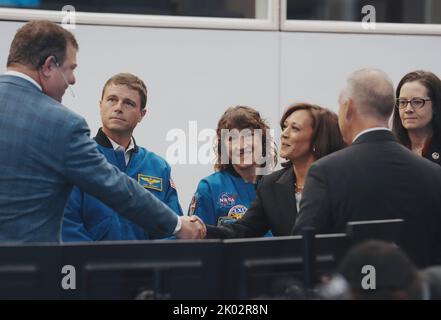 Houston, Stati Uniti d'America. 09th Set, 2022. La Vice Presidente degli Stati Uniti KAMALA HARRIS scrolla le mani con il controllore di volo MIKE LAMMERS mentre visita il Mission Control Center per la Stazione spaziale Internazionale (ISS). Harris sta per concludere una visita di due giorni a Houston. Credit: Bob Daemmrich/Alamy Live News Foto Stock