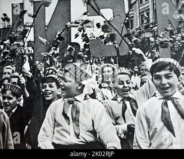 Propaganda Fotografia dei bambini sovietici che parano per la pace 1960 Foto Stock