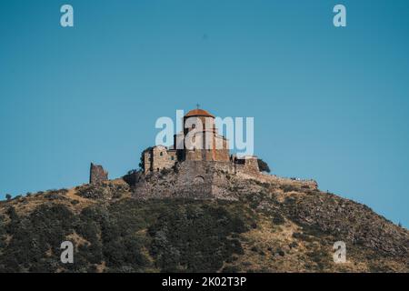 Il Monastero di Jvari in cima alla collina sotto il cielo blu nella Georgia orientale Foto Stock