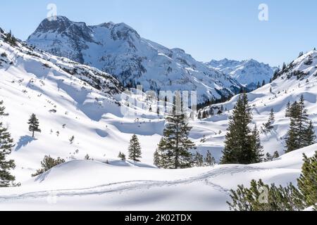 Escursione con le racchette da neve sull'Arlberg, piste nella neve Foto Stock