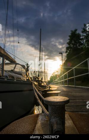 porticciolo, porticciolo, barca a vela, tramonto, linea ormeggio Foto Stock