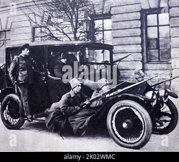 Una pattuglia della milizia popolare sta portando il ministro zarista arrestato. Pietrogrado, 28 febbraio 1917. Foto di J. Steinberg. Foto Stock