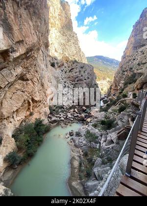 Uno scatto verticale della passerella è stato puntellato lungo ripide pareti di una stretta gola. Caminito del Rey, Spagna. Foto Stock