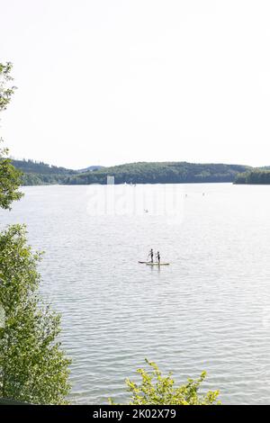 Due pedalatori stand-up sulla Biggesee a Sauerland, Germania Foto Stock