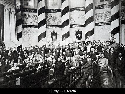 Vladimir Lenin tra i delegati della decima Conferenza interamente russa del Partito comunista russo nella Sala di Sverdlovsk del Cremlino. 1921. Mosca. Fotografo non identificato. Foto Stock