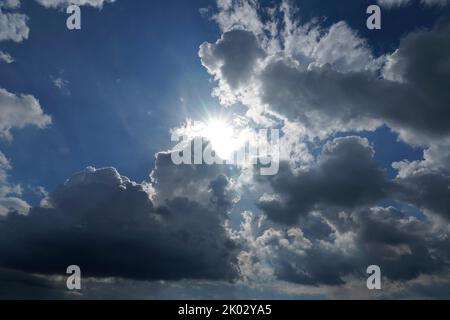 Germania, Baviera, alta Baviera, contea di Altötting, formazione di nubi, sole dietro nuvole di pioggia scura, Nimbostratus Foto Stock