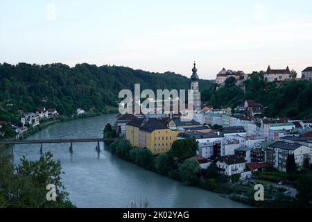 Germania, Baviera, alta Baviera, distretto di Altötting, Burghausen, Salzach, centro storico, chiesa parrocchiale di San Giacomo, castello Foto Stock