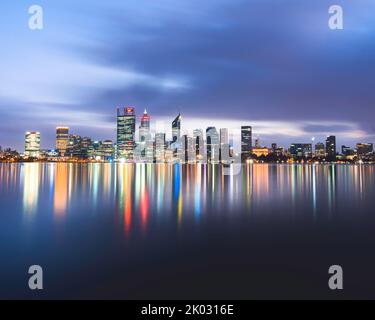 Lo skyline di Perth nell'Australia Occidentale con le luci riflesse nel lago, esposizione lunga Foto Stock