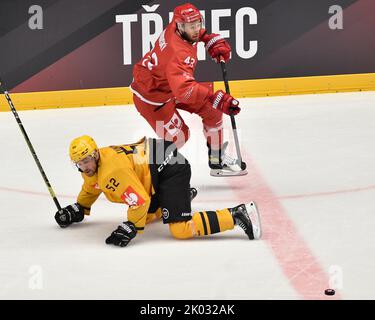 Trinec, Repubblica Ceca. 09th Set, 2022. L-R Arvid Lundberg (Skelleftea) e Daniel Kurovsky (Trinec) in azione durante la Champions Hockey League, Gruppo H, partita HC Ocelari Trinec vs Skelleftea AIK, il 9 settembre 2022, a Trinec, Repubblica Ceca. Credit: Jaroslav Ozana/CTK Photo/Alamy Live News Foto Stock