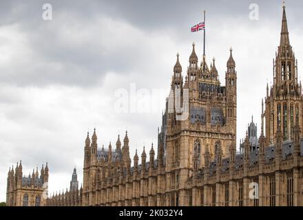 Una bandiera a metà albero dopo il passaggio di sua Maestà la Regina alle Camere del Parlamento, Londra, Regno Unito, 9th settembre 2022 (Foto di ben Whitley/News Images) Foto Stock