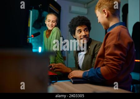 Un brano di mixaggio di produttori con una band per bambini Foto Stock