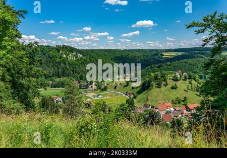 Vista dal punto panoramico Bürzel alle rovine del castello Nieder- e Hohengundelfingen Foto Stock